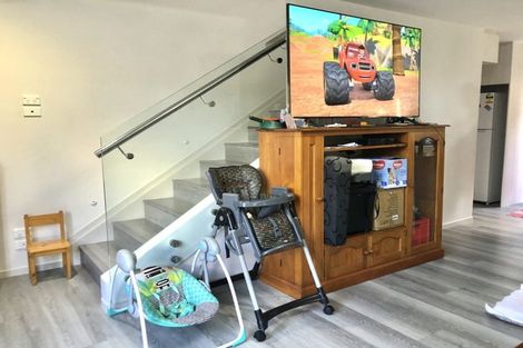 Photo of property in 8a Maunder Place, New Lynn, Auckland, 0600