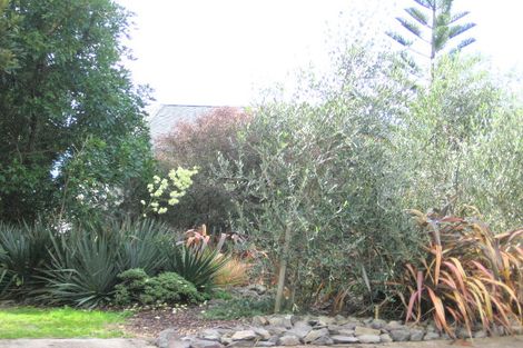 Photo of property in 25 Chelverton Terrace, Red Beach, 0932