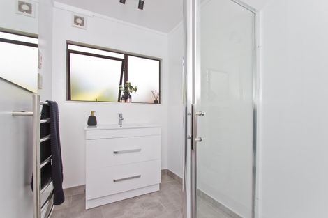 Photo of property in 2 Onedin Place, Titirangi, Auckland, 0604