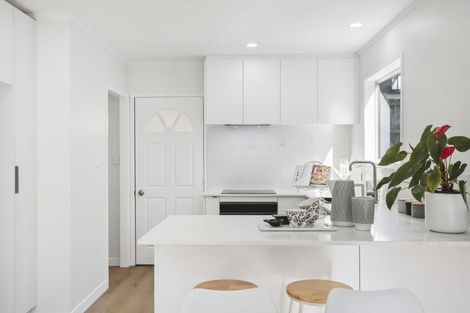 Photo of property in 2/9a De Val Drive, Titirangi, Auckland, 0604