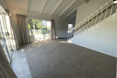 Photo of property in 2/32 Knightsbridge Drive, Forrest Hill, Auckland, 0620