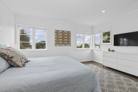 Photo of property in 28 Hanlon Crescent, Narrow Neck, Auckland, 0624