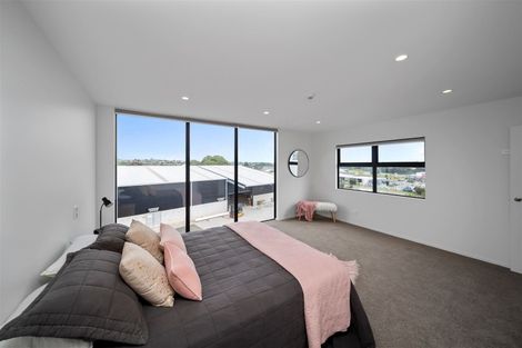 Photo of property in 2/86 Hurlstone Drive, Waiwhakaiho, New Plymouth, 4312