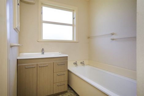 Photo of property in 11 Athlone Place, Hokowhitu, Palmerston North, 4410