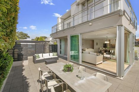 Photo of property in 8/258 Hurstmere Road, Takapuna, Auckland, 0622