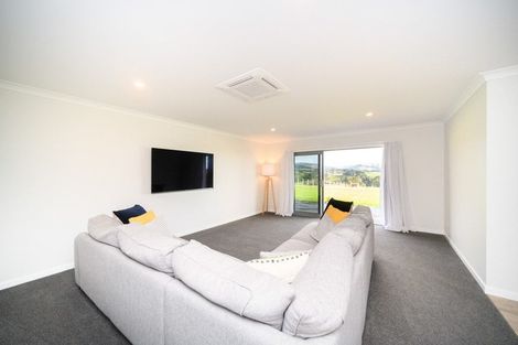 Photo of property in 22 Cyprus Place, Fitzherbert, Palmerston North, 4410