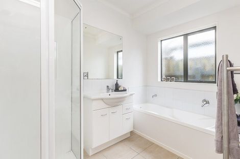 Photo of property in 52 Miles Crescent, Newlands, Wellington, 6037