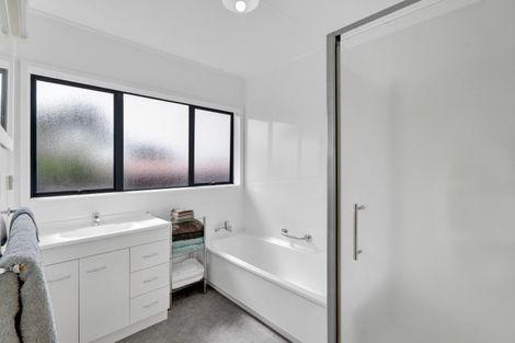 Photo of property in 16 Hussey Street, Oakura, 4314