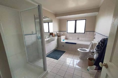 Photo of property in 10 Fulmar Way, Unsworth Heights, Auckland, 0632