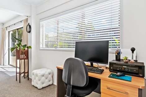 Photo of property in 20 Chatswood Grove, Chatswood, Auckland, 0626