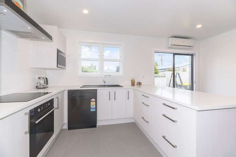 Photo of property in 11 Ingleby Place, Kelston, Auckland, 0602