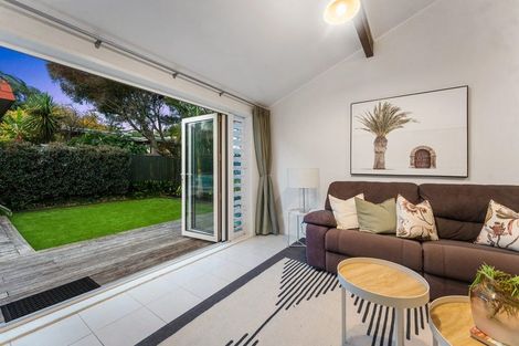 Photo of property in 2/40 James Evans Drive, Northcote, Auckland, 0627