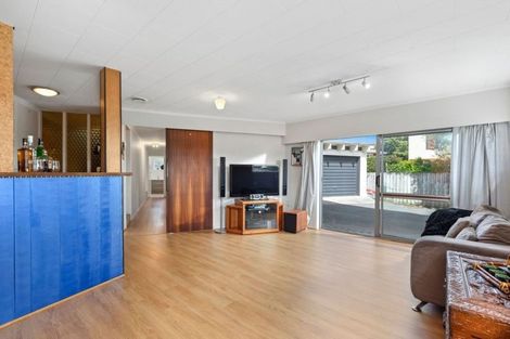 Photo of property in 2/83a Pupuke Road, Northcote, Auckland, 0627
