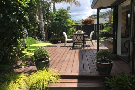 Photo of property in 19 Heversham Place, Glendene, Auckland, 0602
