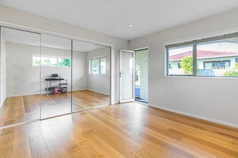 Photo of property in 3/2 Beach Road, Castor Bay, Auckland, 0620