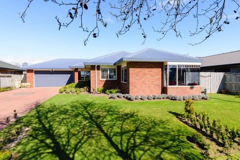Photo of property in 18 Fernlea Avenue, Kelvin Grove, Palmerston North, 4414