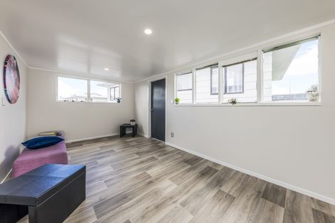 Photo of property in 1/98 Shifnal Drive, Randwick Park, Auckland, 2105