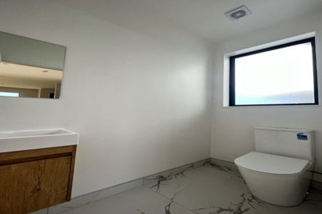 Photo of property in 1 Camelot Place, Glenfield, Auckland, 0629