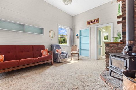 Photo of property in 10 North Street, Mokau, 4376
