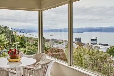 Photo of property in 52 Central Terrace, Kelburn, Wellington, 6012