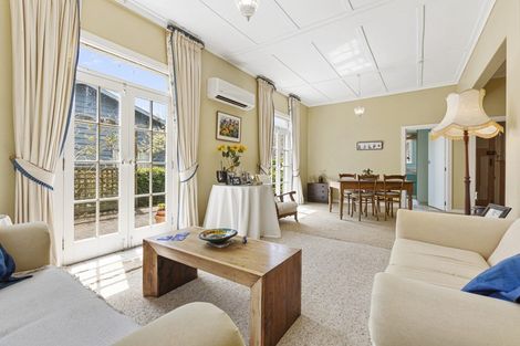 Photo of property in 2 Hoyle Place, New Plymouth, 4310