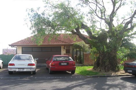 Photo of property in 10 Maungakiekie Avenue, Greenlane, Auckland, 1051