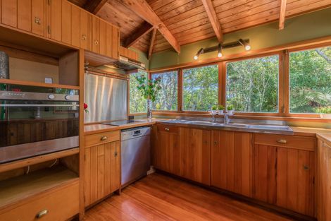 Photo of property in 11 Cascade Avenue, Waiatarua, Auckland, 0604