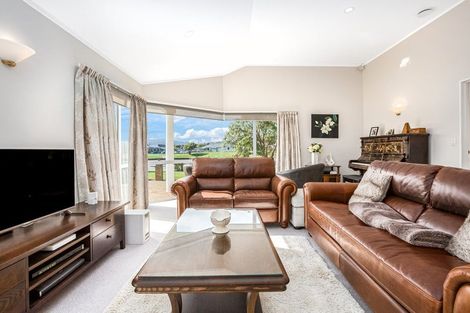 Photo of property in 7 Lakeside Villas, Whitby, Porirua, 5024