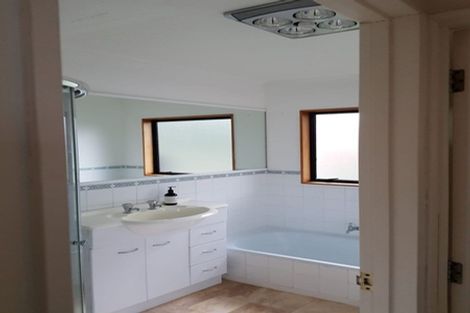 Photo of property in 2/15 Witheford Drive, Bayview, Auckland, 0629