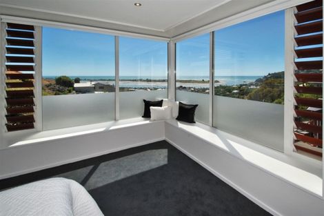 Photo of property in 10 Challenger Lane, Redcliffs, Christchurch, 8081
