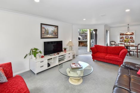 Photo of property in 2/11 The Rosebowl, Sunnyhills, Auckland, 2010
