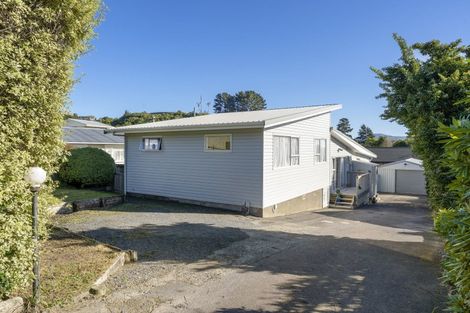 Photo of property in 8 Kaitawa Crescent, Paraparaumu, 5032