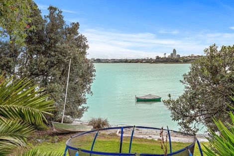 Photo of property in 2/33 Beresford Street, Bayswater, Auckland, 0622