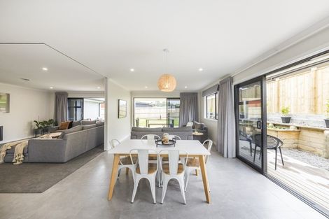 Photo of property in 49 Vaucluse Heights, Fitzherbert, Palmerston North, 4410