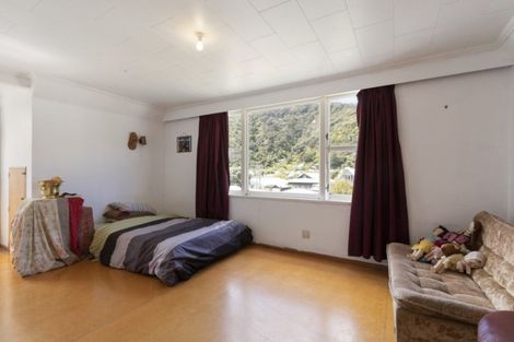 Photo of property in 24 Pukatea Street, Eastbourne, Lower Hutt, 5013