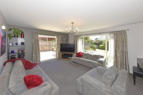 Photo of property in 11 Thornwood Place, Redwood, Christchurch, 8051