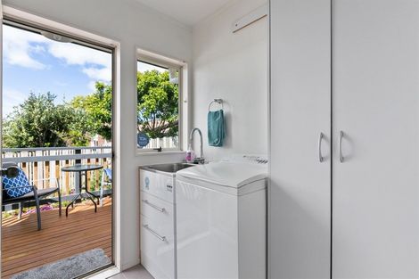 Photo of property in 22 Jumento Place, Unsworth Heights, Auckland, 0632