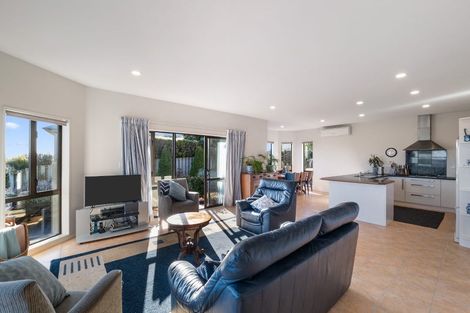 Photo of property in 41 Highcrest Heights, Westmorland, Christchurch, 8025