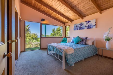 Photo of property in 11 Cascade Avenue, Waiatarua, Auckland, 0604