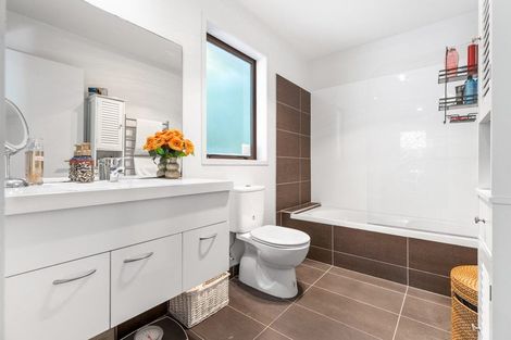 Photo of property in 24 Edgerton Road, Te Atatu Peninsula, Auckland, 0610