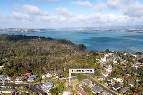Photo of property in 5 Island Bay Road, Beach Haven, Auckland, 0626