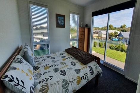 Photo of property in 33 Golf Vue Place, Castlecliff, Whanganui, 4501