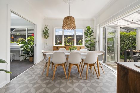 Photo of property in 17 Phoenix Avenue, Hokowhitu, Palmerston North, 4410