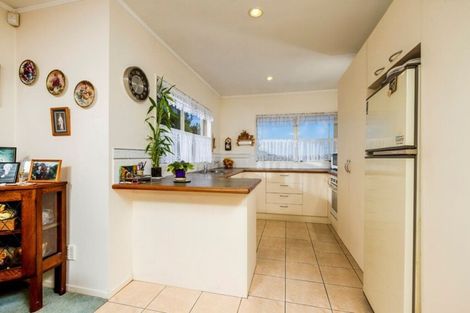 Photo of property in 2/335 Wairau Road, Totara Vale, Auckland, 0627