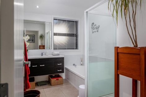 Photo of property in 18 Medallion Court, Kelvin Grove, Palmerston North, 4414