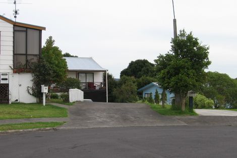 Photo of property in 2/23 Flaunty Place, West Harbour, Auckland, 0618