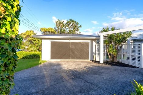 Photo of property in 33 Covil Avenue, Te Atatu South, Auckland, 0610