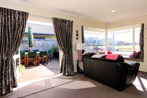 Photo of property in 18 Fernlea Avenue, Kelvin Grove, Palmerston North, 4414