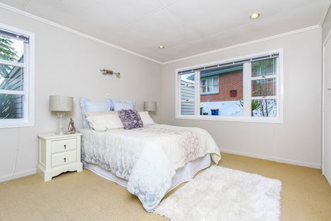 Photo of property in 10 Lyndhurst Road, Te Atatu South, Auckland, 0610