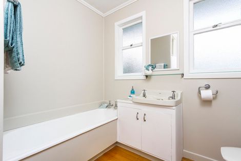 Photo of property in 10 Lyndhurst Road, Te Atatu South, Auckland, 0610